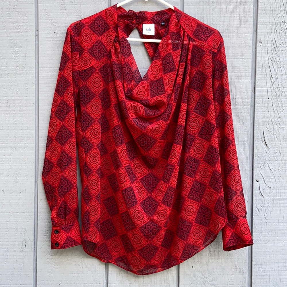Cabi red geometric print drapey front keyhole back long sleeve small EUC